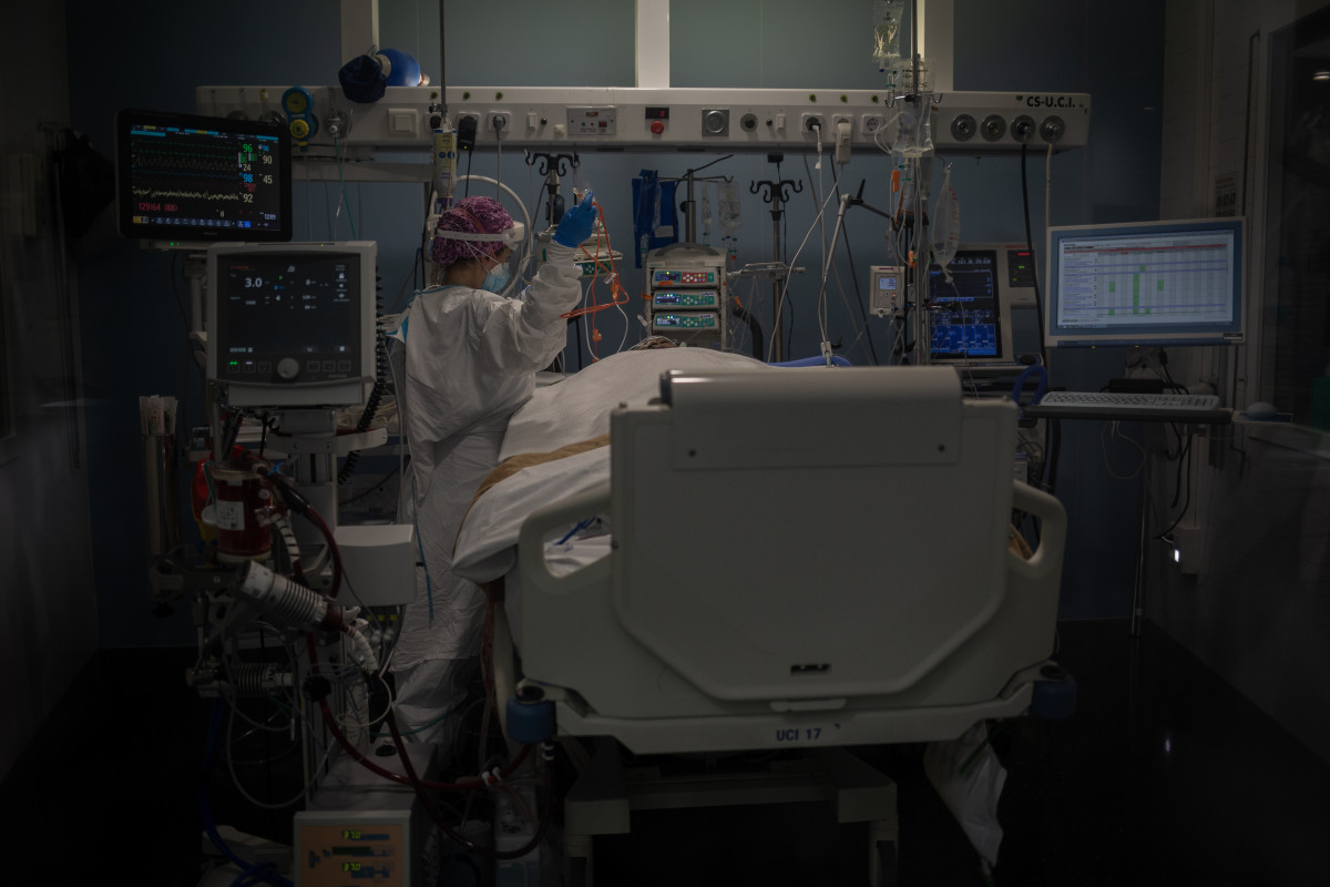 Archivo - Trabajadores sanitarios protegidos atienden a un paciente en la Unidad de Cuidados Intensivos –UCI- del Hospital del Mar, en Barcelona, Catalunya (España), a 19 de noviembre de 2020