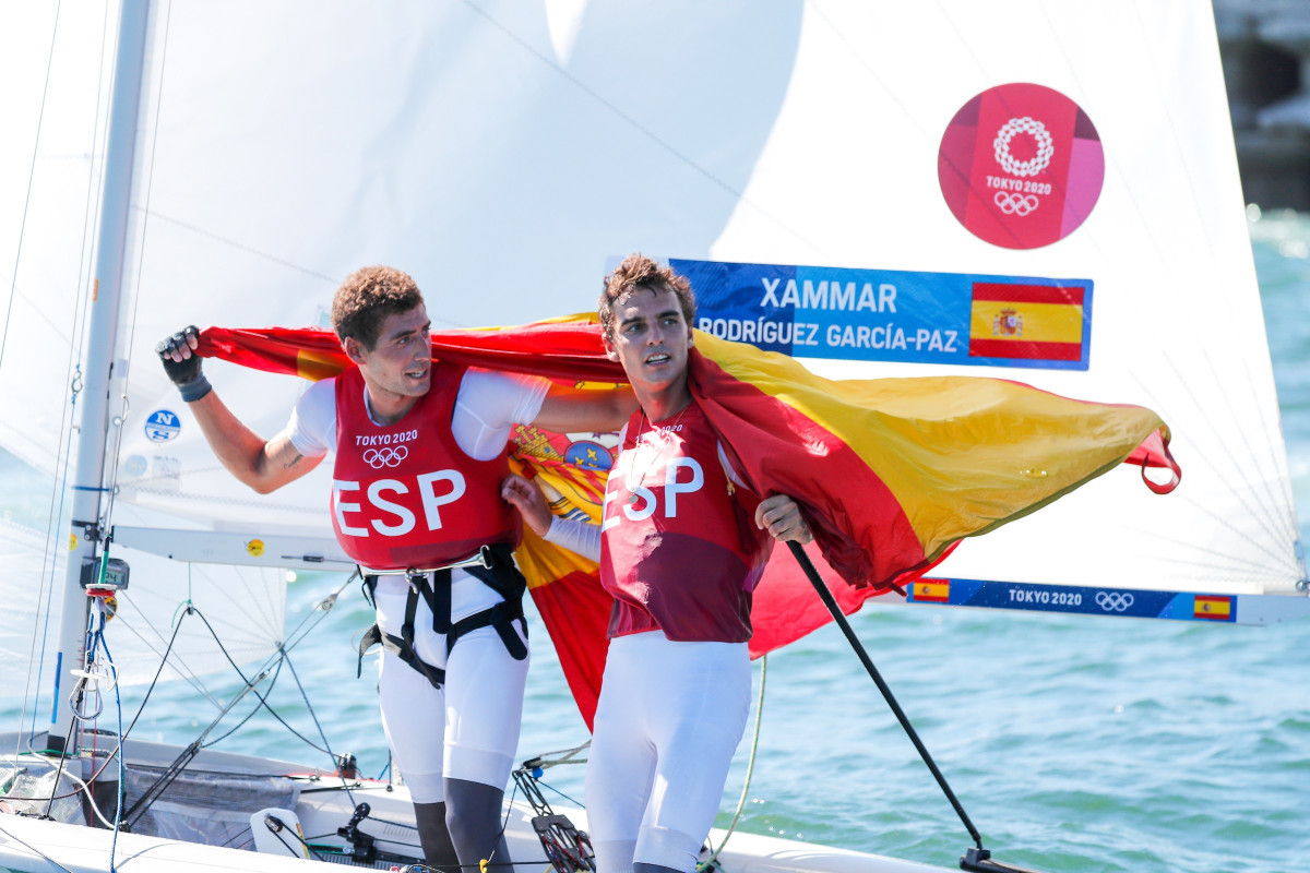 Los regatistas españoles Jordi Xammar y Nicolás Rodríguez celebran la medalla de bronce conquistada en 470 en los Juegos Olímpicos de Tokyo 2020