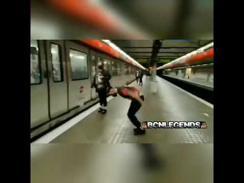 Piruetes d'un jove al metro de Barcelona