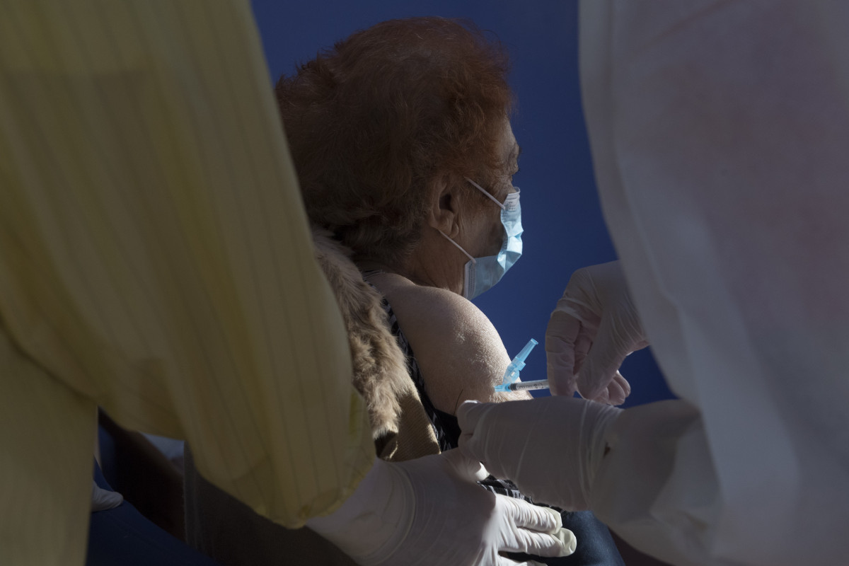 Archivo - Arziu - Vaccinació contra el coronavirus en una residència de gent gran