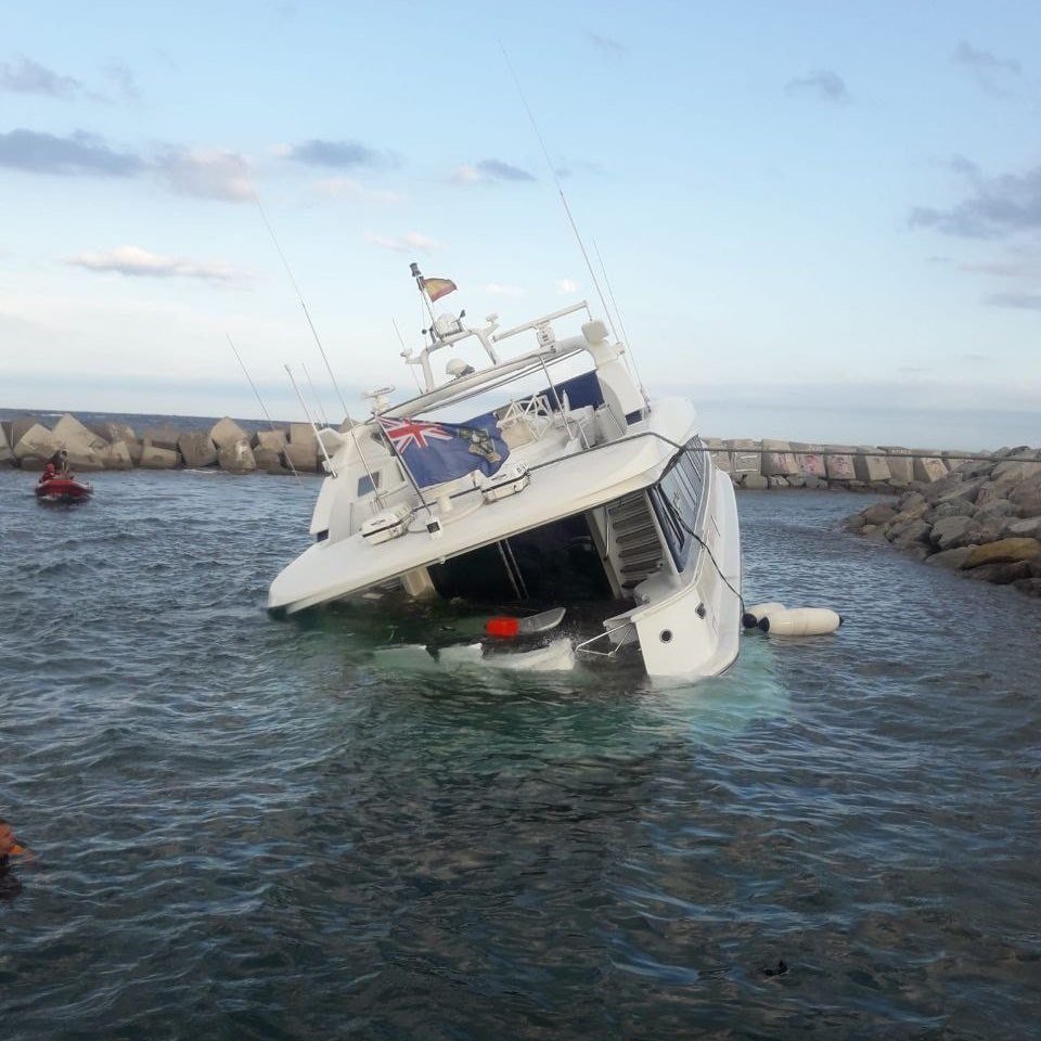 Yate a la deriva en la zona de baños del Fòrum de Barcelona.