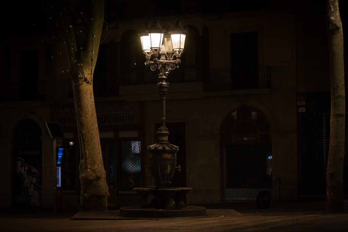 Archivo - Zona de la fuente de Canaletes vacía al inicio del toque de queda impuesto de 22.00 horas a 06.00 horas por la crisis sanitaria del Covid-19, en Barcelona, Catalunya, (España), a 2 de novi