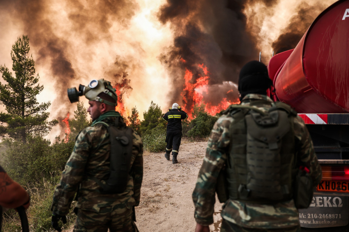 EuropaPress 3872302 05 august 2021 greece athens firefighters try to extinguish wildfire