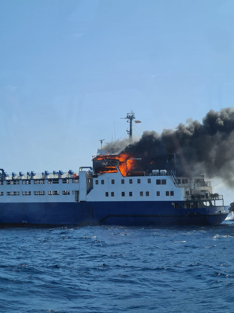 VÍDEOS. Incendiado un barco de transporte en el Puerto de Tarragona