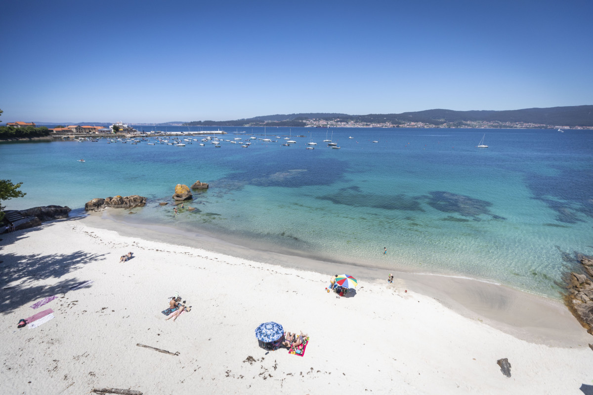 Archivo - Varias personas se bañan y toman el sol en una playa del municipio de Marín, a 5 de junio de 2021, en Marín, Pontevedra, Galicia, (España). El aumento de las temperaturas y la progresiva