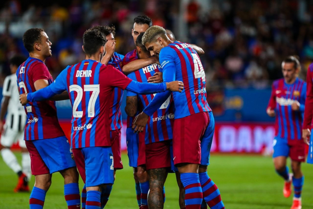 Jugadores del FC Barcelona celebran el gol de Memphis Depay ante la Juventus en el Trofeu Joan Gamper 2021, con victoria blaugrana (2-0) en el Estadi Johan Cruyff