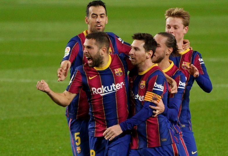 Archivo - Los jugadores del FC Barcelona Jordi Alba, Busquets, Messi, Mingueza y De Jong celebran un gol