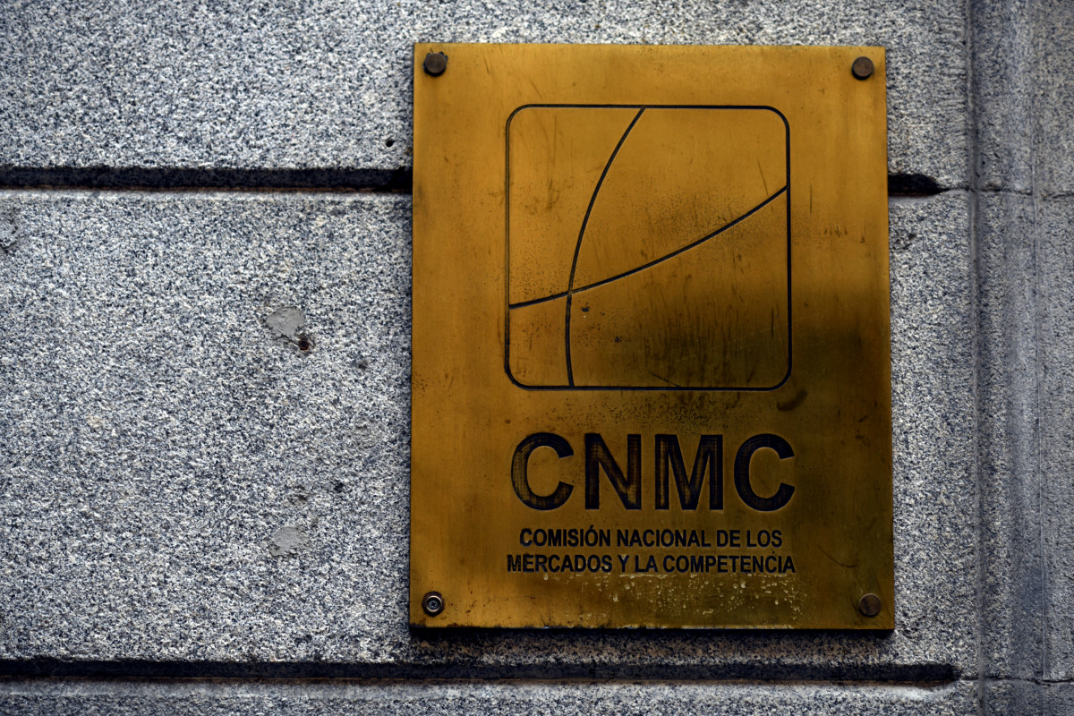 Archivo - Placa identificativa en el edificio de la CNMC.