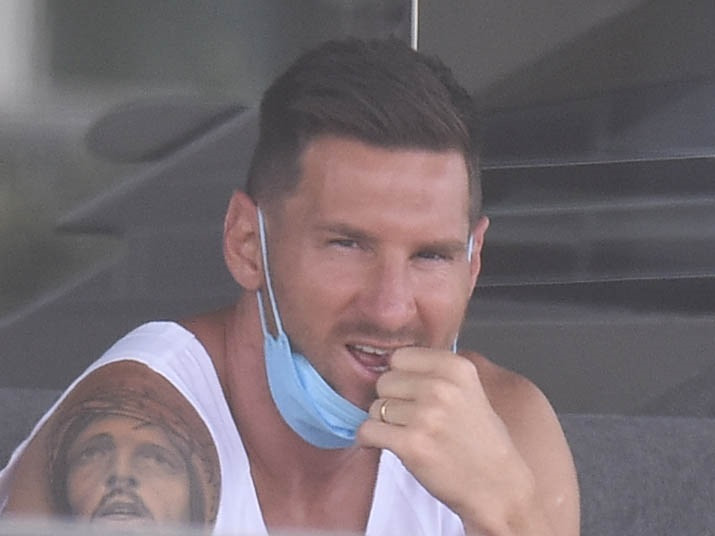 Leo Messi tranquilo y relajado en la popa del barco en el que se hospeda durante sus vacaciones en Ibiza.