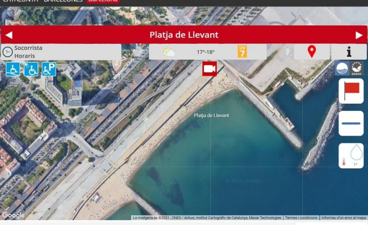 Barcelona cierra al público la playa de Llevant por una mancha de gasoil en el agua
