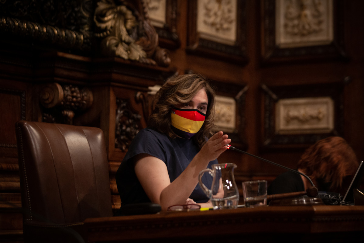 La alcaldesa de Barcelona, Ada Colau, con una mascarilla de la bandera republicana, interviene en una sesión plenaria en el Ayuntamiento de Barcelona, a 23 de julio de 2021, en Barcelona, Catalunya (