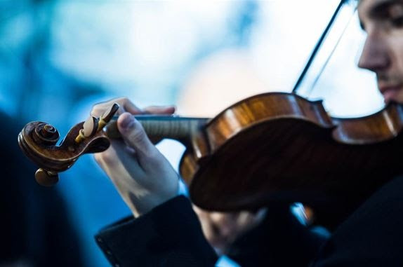 El violinista Rubén Mendoza durante el recital de violín de la Beca Grupo Barcel