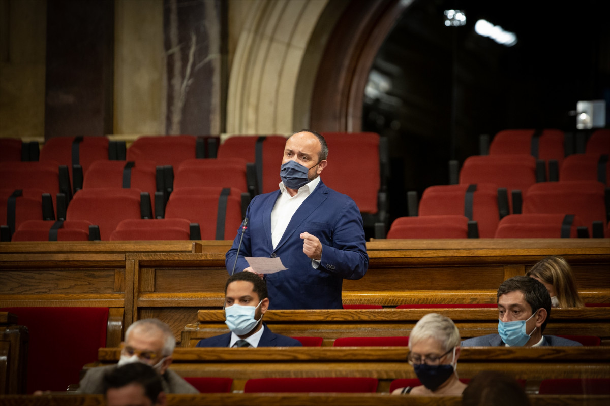 El líder del PP en Catalunya, Alejandro Fernández, interviene en una sesión plenaria en el Parlament de Catalunya, a 21 de julio de 2021, en Barcelona, Catalunya (España). Durante el Pleno, el con