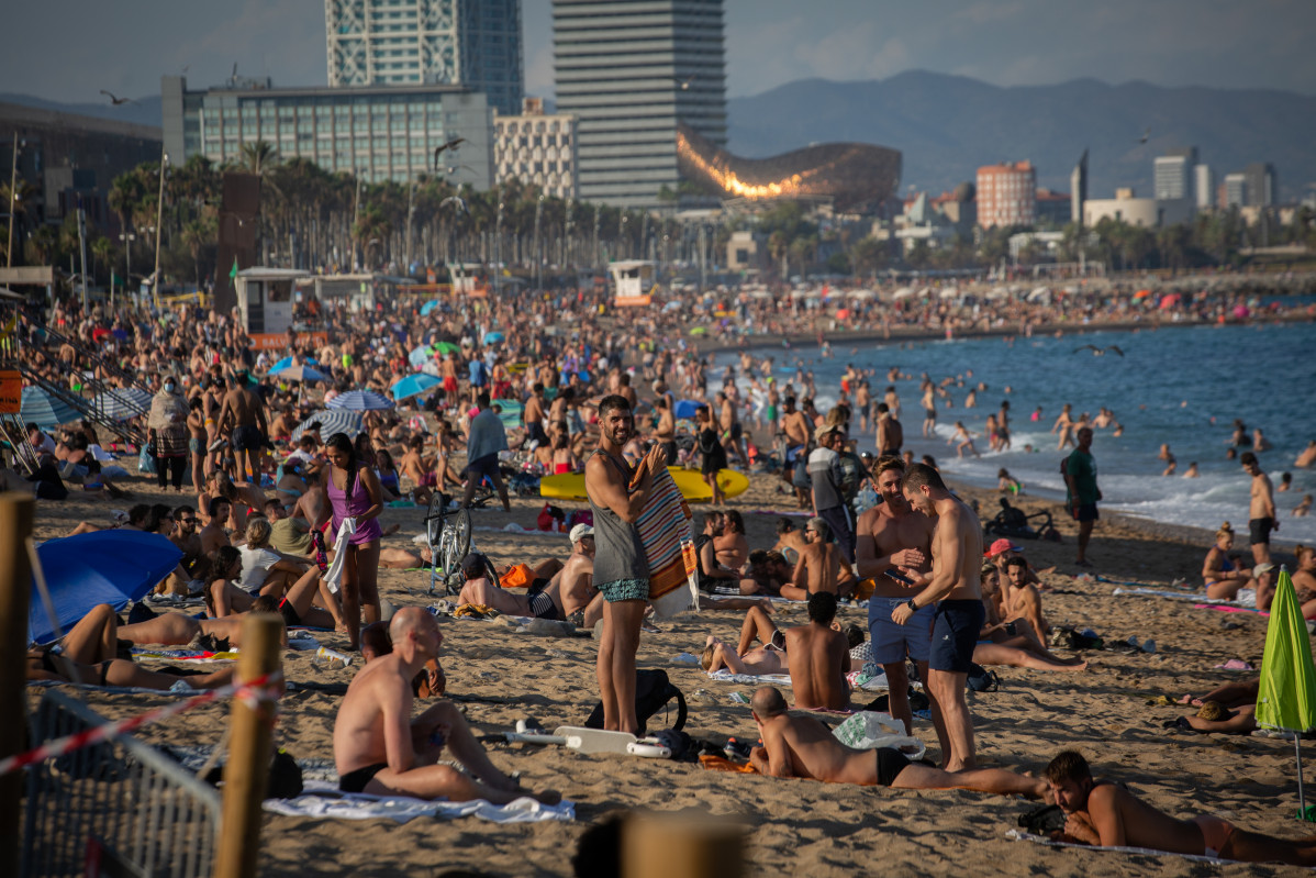 La playa de la Barceloneta este agosto
