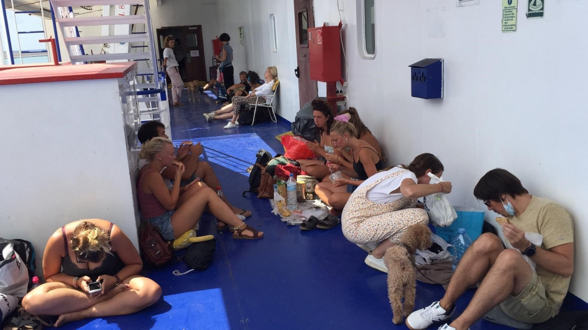 Pasajeros de un buque de GNV, en el suelo de la cubierta. El buque ha zarpado con un importante retraso este miércoles en Palma.
