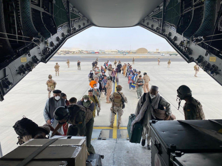 El caos se apodera del aeropuerto de Kabul en Afganistán