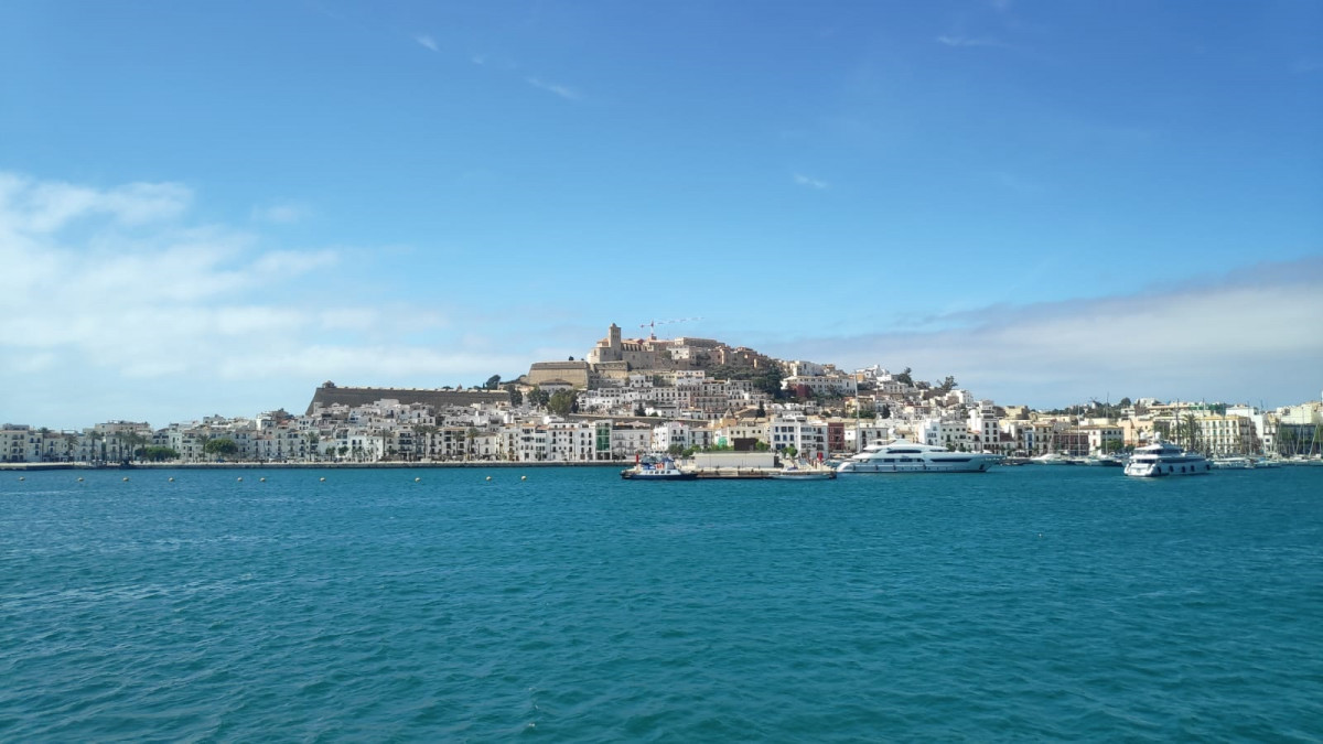 Vista de Ibiza desde el mar.