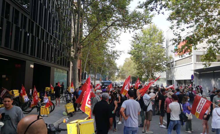 Unos 150 trabajadores de supermercados de Glovo se manifiestan ante la sede en Barcelona