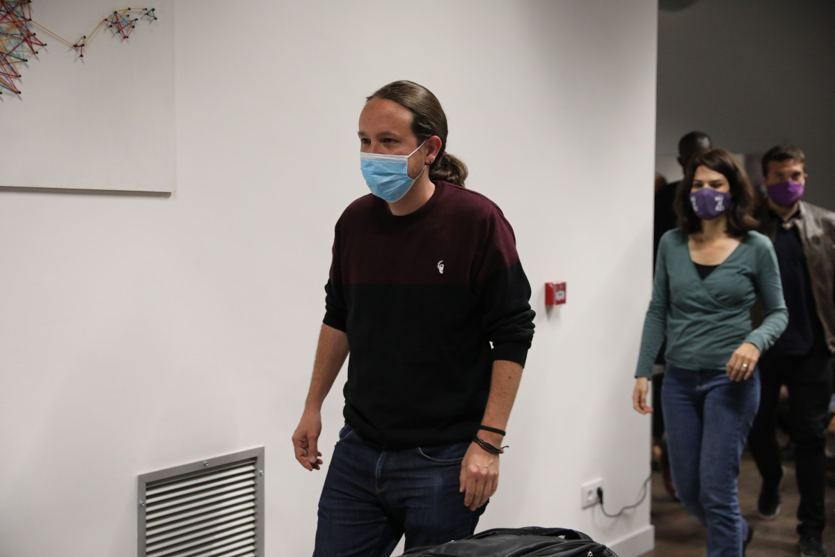 Archivo - Imagen de archivo del exsecretario general de Podemos, Pablo Iglesias, junto a la portavoz estatal de la formación morada, Isa Serra.