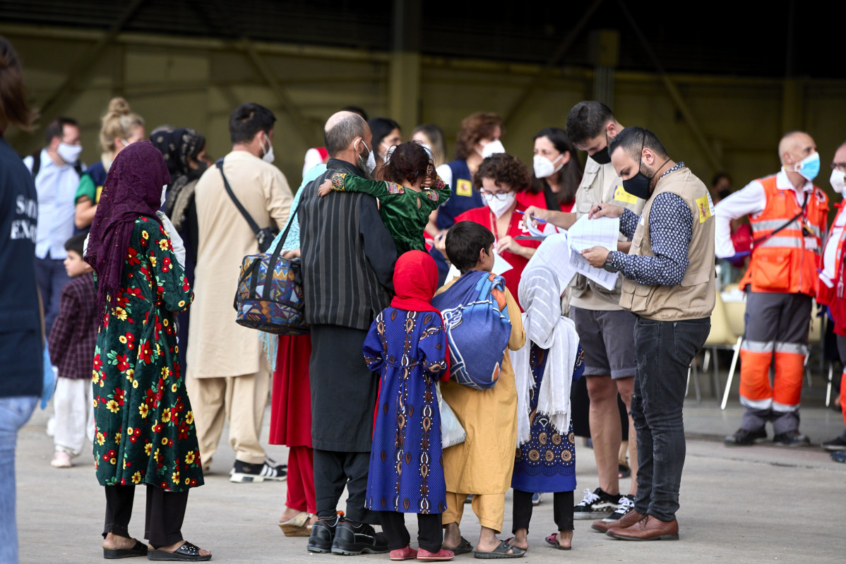 Varios refugiados afganos llegan a la base aérea de Torrejón de Ardoz.