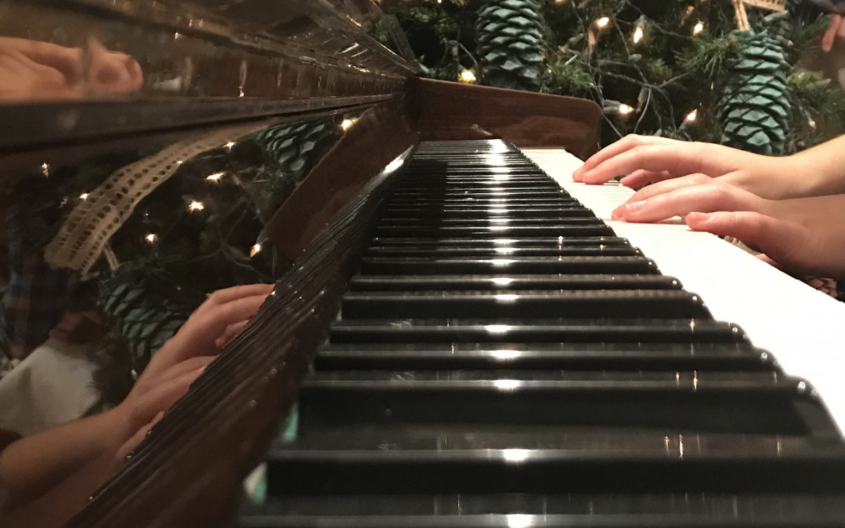 Manos en un piano