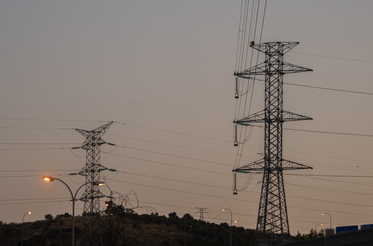 Archivo - Torres de tensión el día en el que el precio de la luz alcanza un máximo histórico, a 20 de julio de 2021.