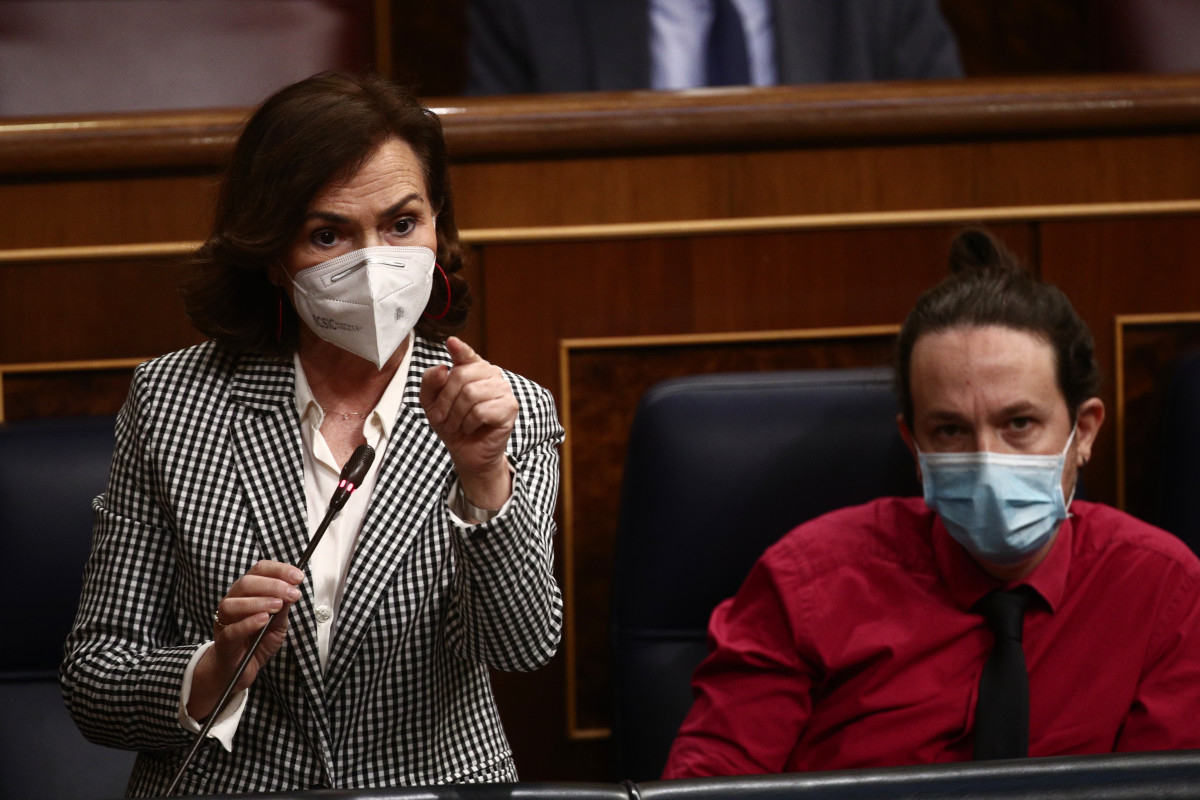 Archivo - Carmen Calvo y Pablo IGlesias, cuando eran vicepresidentes del Gobierno