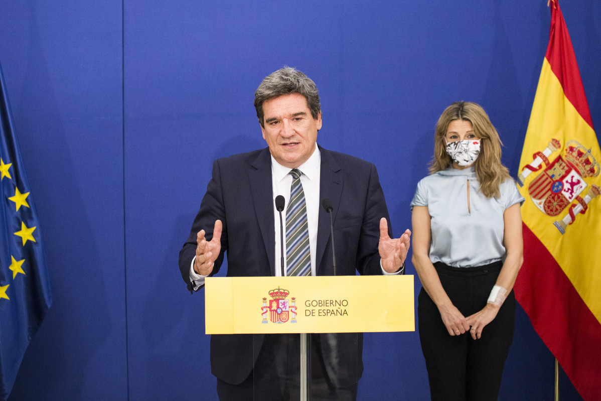 Archivo - El ministro de Inclusión, Seguridad Social y Migraciones, José Luis Escrivá, durante la firma del V Acuerdo Social en Defensa del Empleo, a 27 de mayo de 2021, en el Ministerio de Trabajo