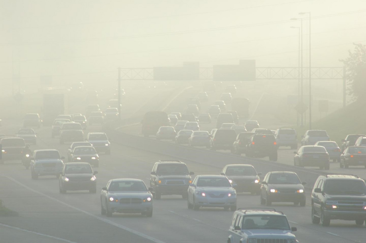 Archivo - Contaminación, tráfico, atasco, coches, niebla