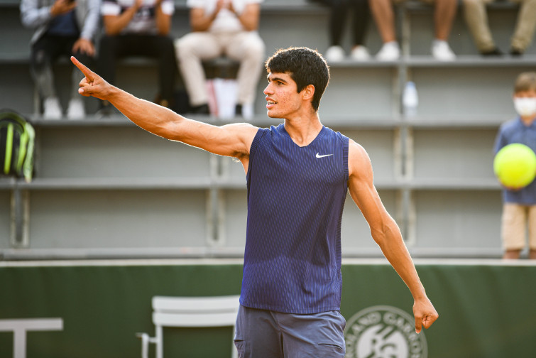 Carlos Alcaraz da la sorpresa y vence a Tsitsipas en el US Open