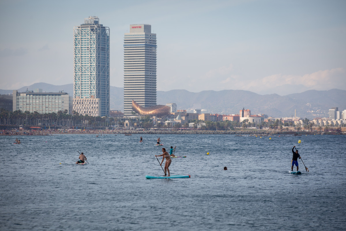 EuropaPress 3873540 varias personas practican paddle surf playa barceloneta agosto 2021