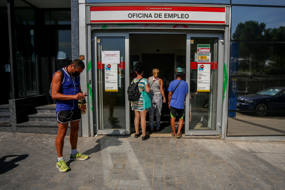 Varias personas esperan a entrar a una oficina del SEPE de Puerta del Ángel, el día en el que se han presentado los datos de paro registrado y de afiliación a la Seguridad Social correspondientes a