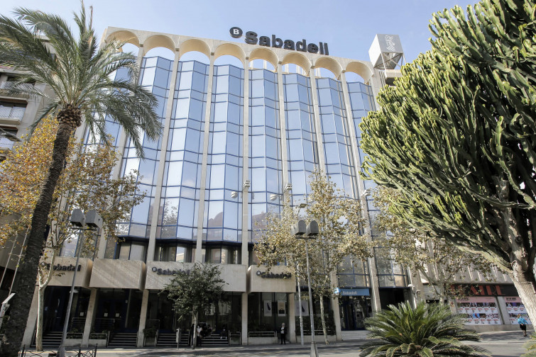 Banc Sabadell estudiará las propuestas de los sindicatos por los ERE que prevén el despido de 1.936 empleados