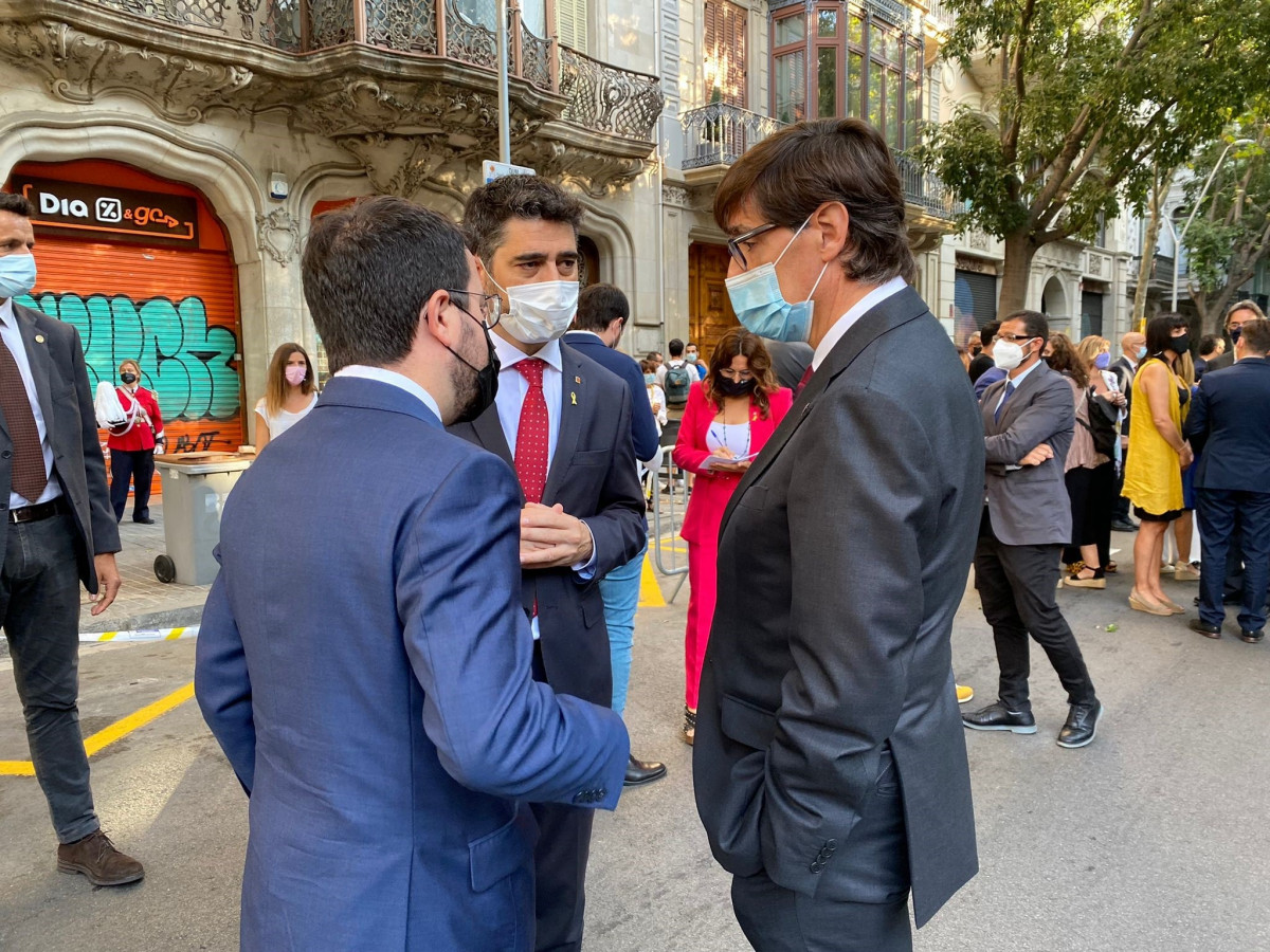 El presidente de la Generalitat, Pere Aragonès, el vicepresidente y conseller de Territorio y Políticas Digitales, Jordi Puigneró, y el líder del PSC en el Parlament, Salvador Illa