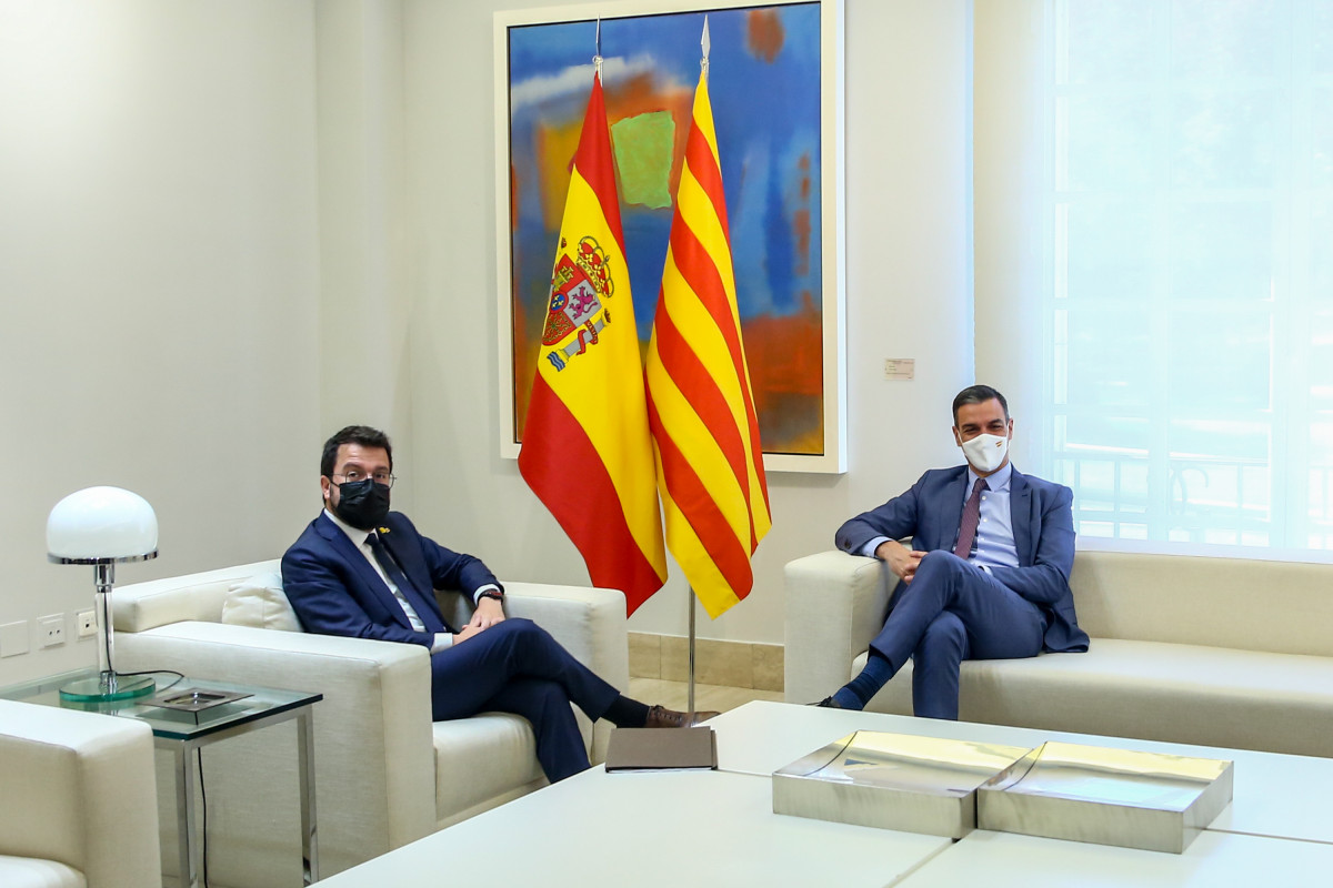 Archivo - El presidente del Gobierno, Pedro Sánchez (d); y el president de la Generalitat de Catalunya, Pere Aragonès, durante una reunión en el Palacio de la Moncloa, a 29 de junio de 2021, en Mad