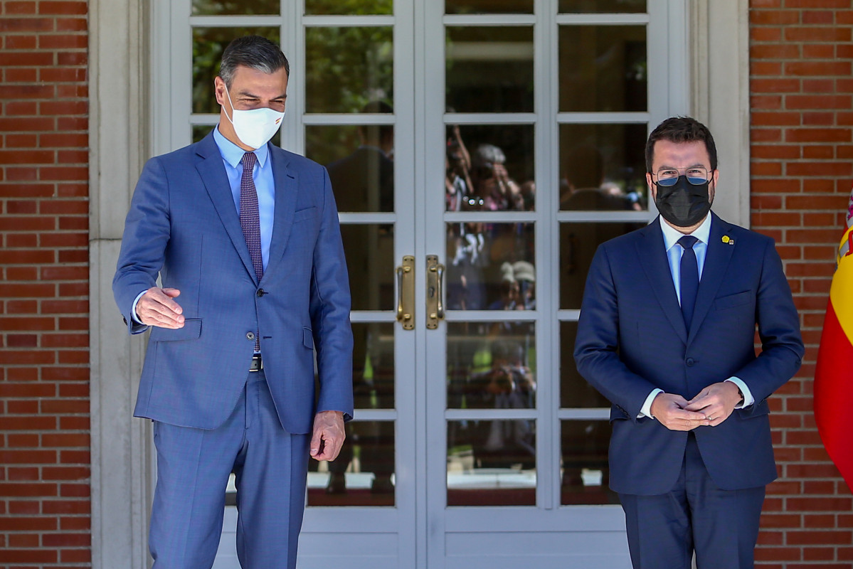 Archivo - El presidente del Gobierno, Pedro Sánchez (i), recibe en el Palacio de la Moncloa al president de la Generalitat de Catalunya, Pere Aragonès, a 29 de junio de 2021, en Madrid (España). Am