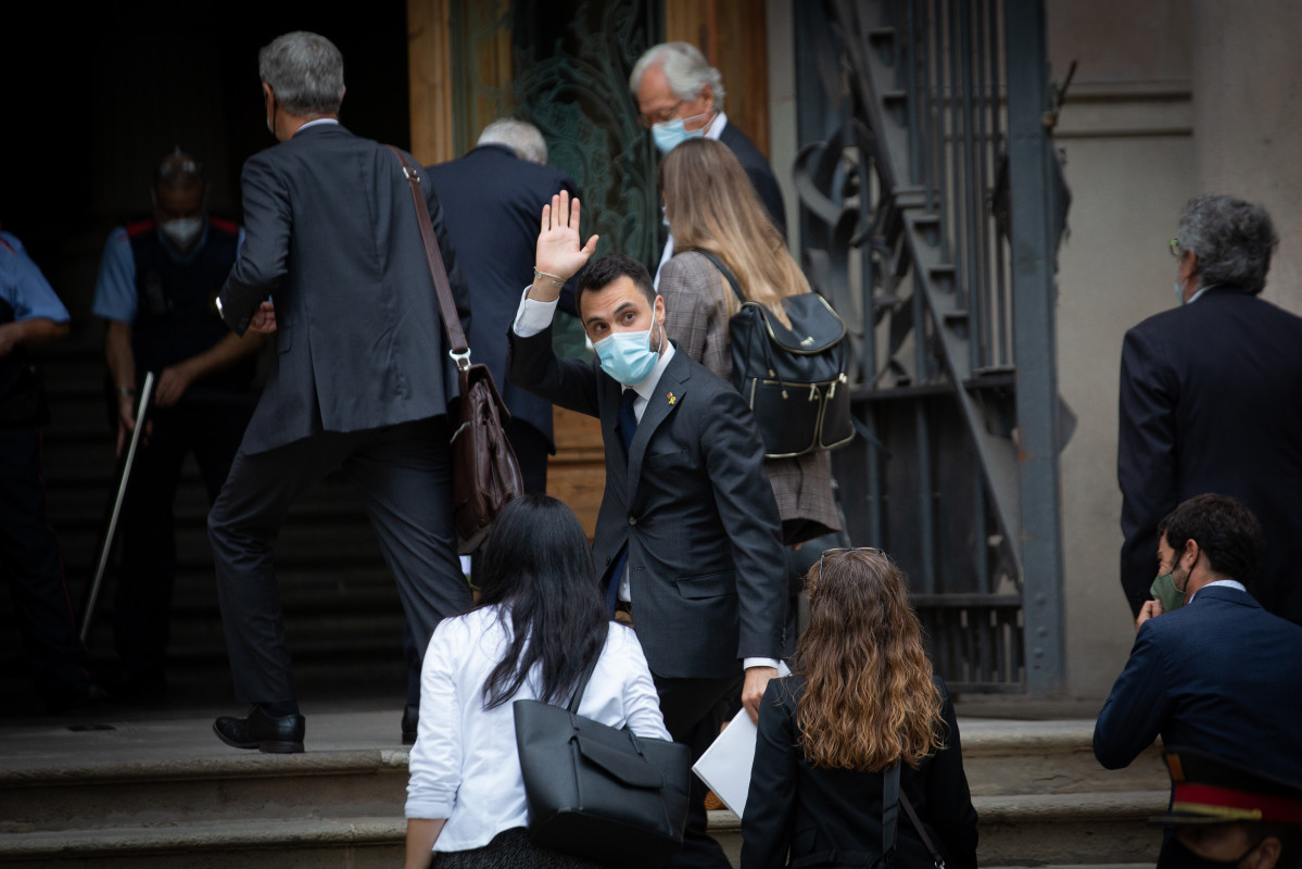 El conseller de Empresa y Trabajo de la Generalitat, Roger Torrent, saluda a su llegada Tribunal Superior de Justicia de Catalunya para declarar por presunta desobediencia, a 15 de septiembre de 2021,