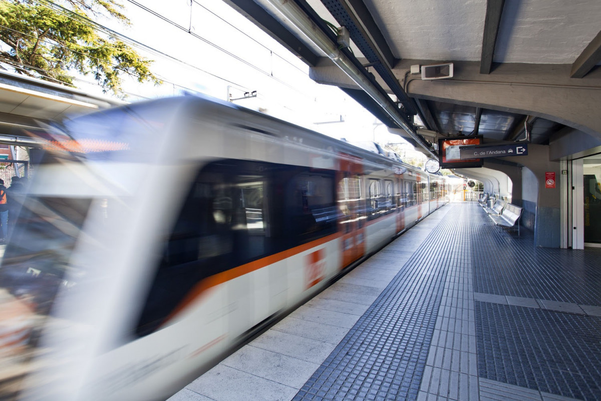 Archivo - Un tren a l'estació de FGC de Sant Cugat