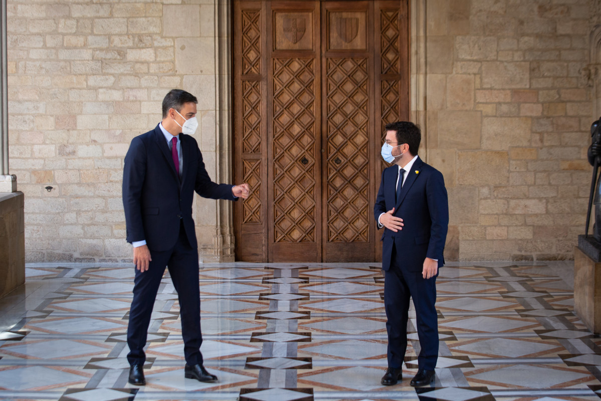 El presidente del Gobierno, Pedro Sánchez (i), y el de la Generalitat, Pere Aragonès (d), a su llegada para la reunión en el Palau de la Generalitat