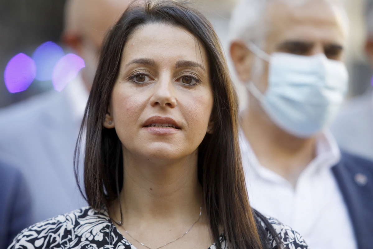 La líder de Ciudadanos, Inés Arrimadas, hace declaraciones a los medios tras reunirse con el sector del ocio nocturno en Barcelona