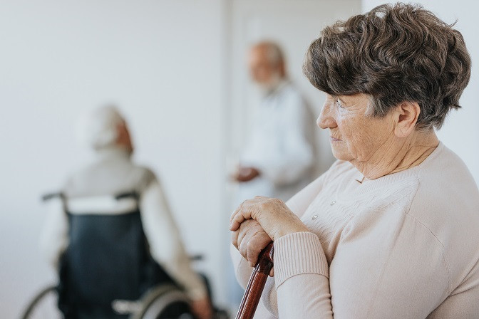 La Fundación Pasqual Maragall recuerda que, ante los primeros síntomas de Alzheimer, hay que concertar una visita con el médico de familia para que evalúe los indicios, y él decidirá si remite a