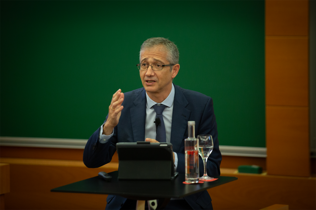 El gobernador del Banco de España, Pablo Hernández de Cos, ofrece una conferencia online sobre política monetaria en el campus de Barcelona de IESE Business School, a 17 de septiembre de 2021, en B