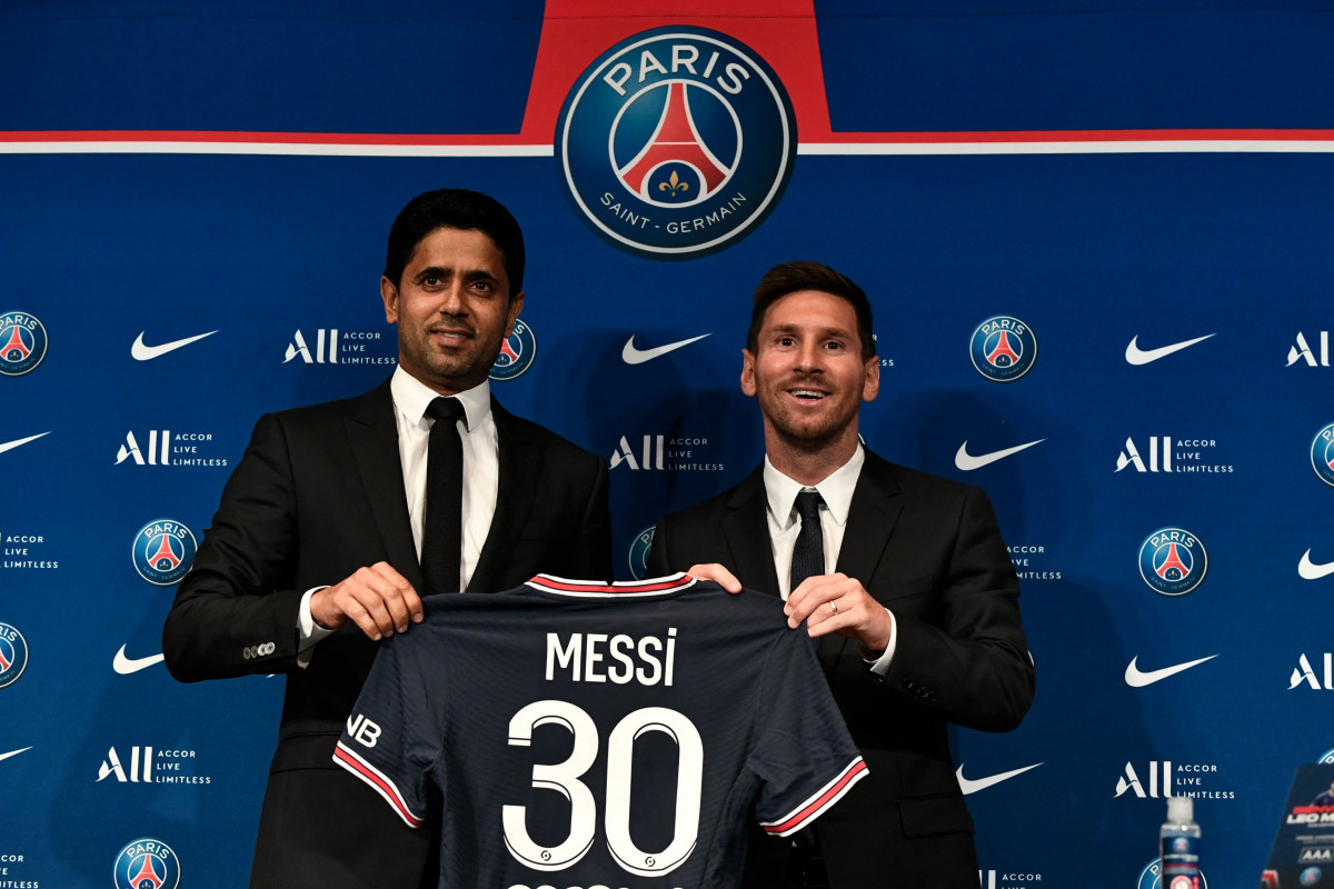 Leo Messi posa junto a Nasser Al-Khelaïfi con la camiseta con el número 30 que portará en el PSG