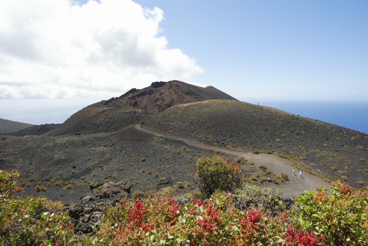 Archivo - Vista general de uno de los volcanes de Cumbre Vieja, una zona al sur de la isla que podría verse afectada por una posible erupción volcánica, a 14 de septiembre de 2021, en Cumbre Vieja,
