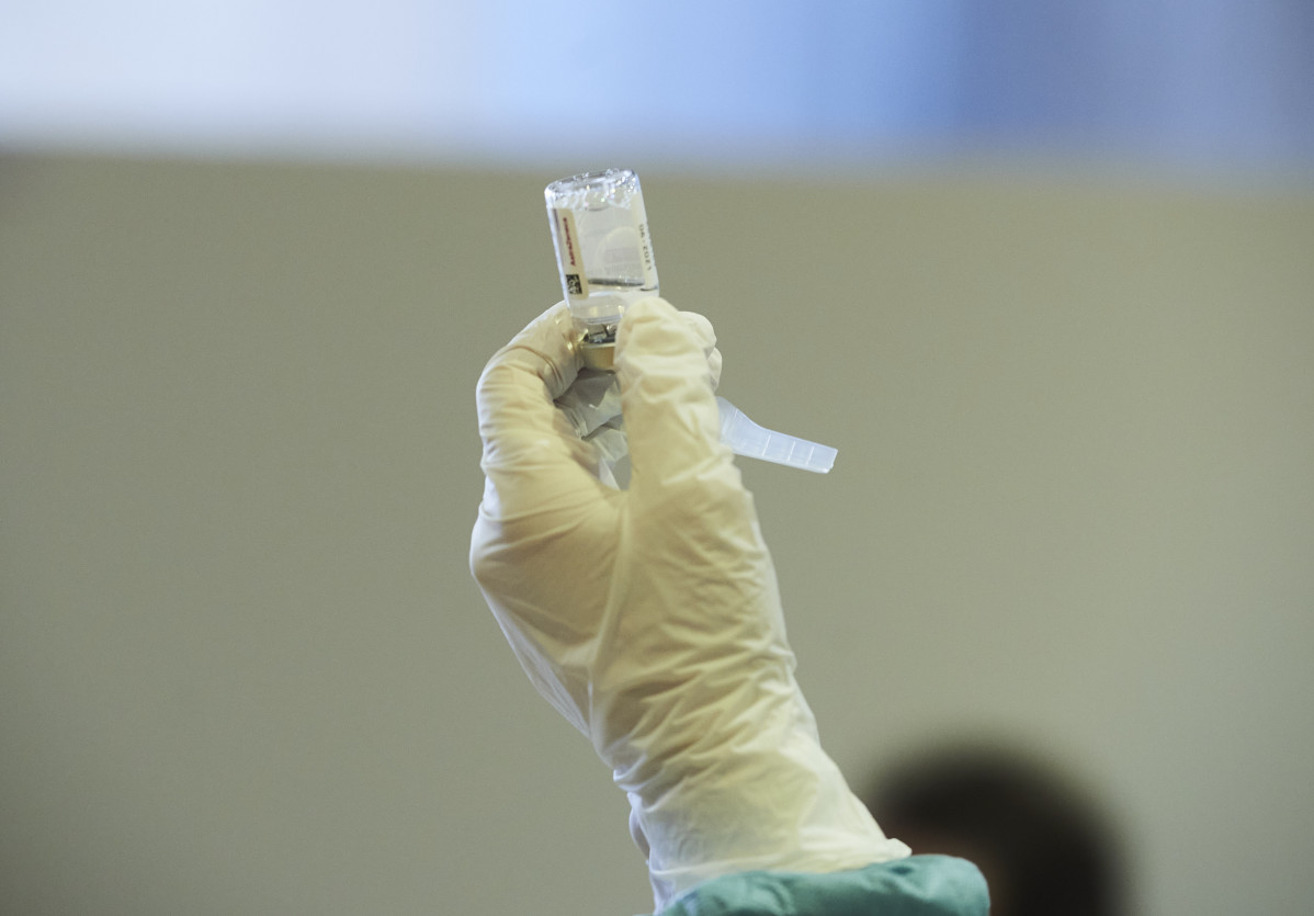 Archivo - Una profesional sanitaria sostiene un vial con la vacuna contra el Covid