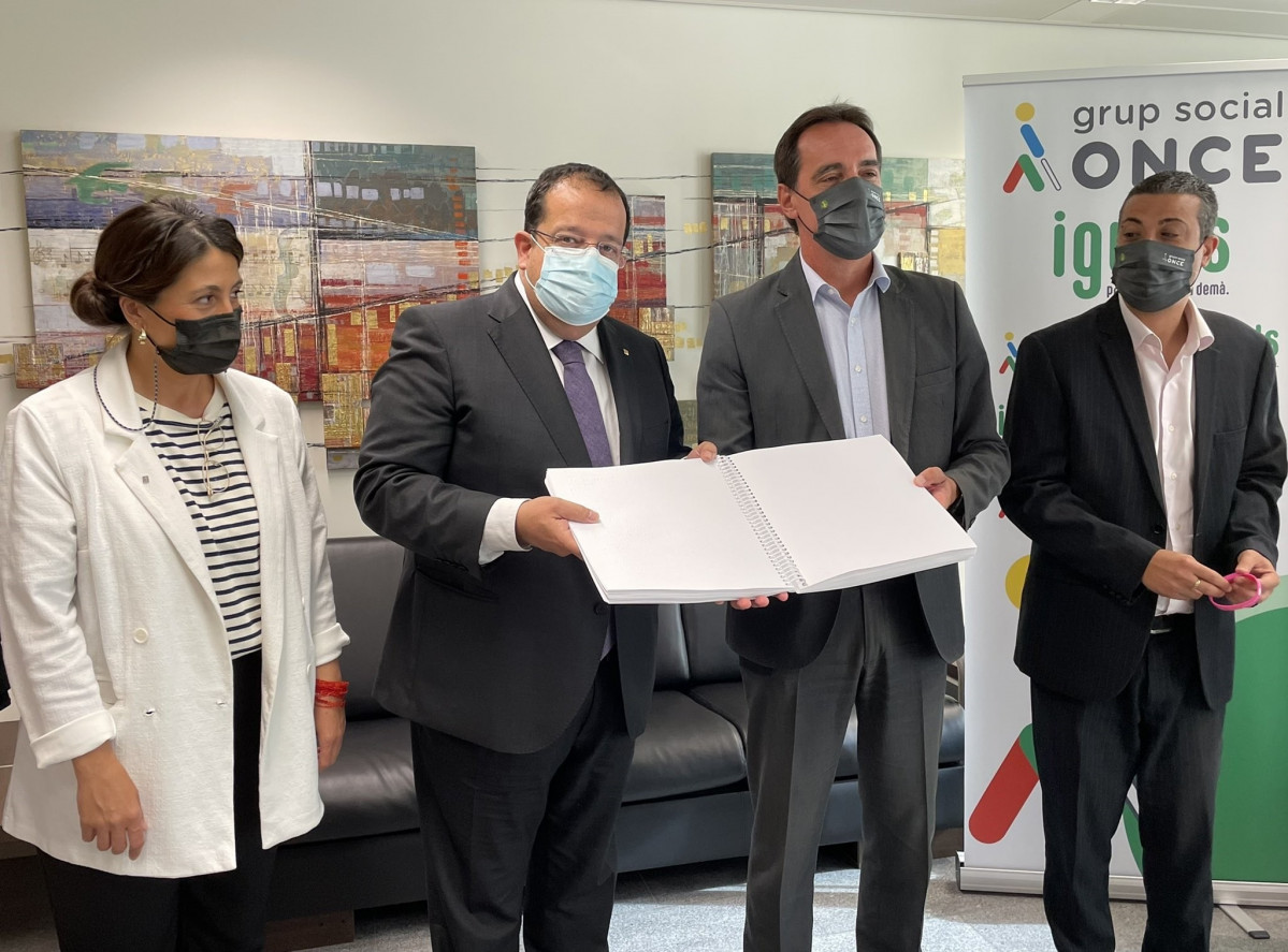 El conseller Joan Ignasi Elena durante su entrega a la ONCE un protocolo en braille contra las violencias sexuales