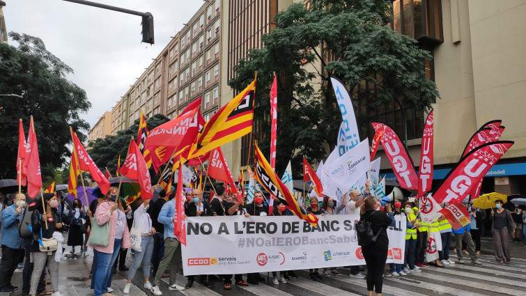 Un centenar de personas protestan contra el ERE de Banco Sabadell ante su sede