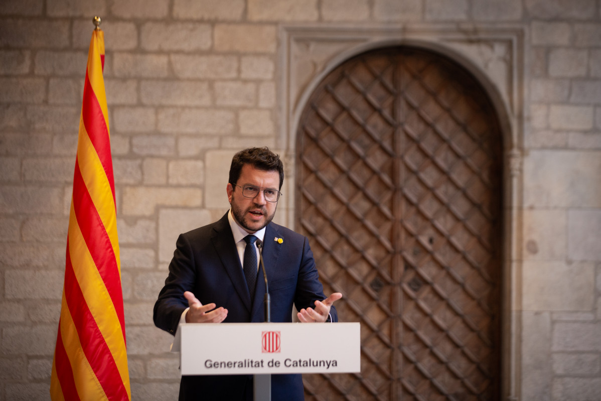 El presidente del Gobierno, Pedro Sánchez (i), y el de la Generalitat, Pere Aragonès (d), se reúnen en el Palau de la Generalitat antes de que se celebre la segunda reunión de la mesa del diálogo