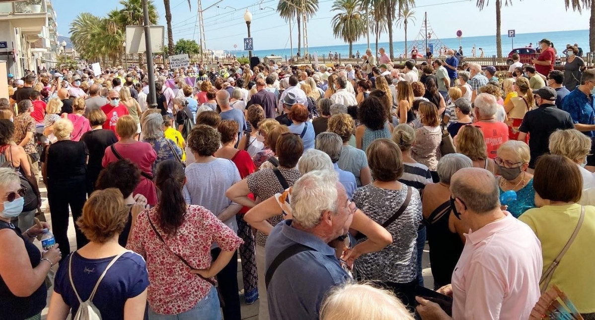 Concentració a Badalona (Barcelona) contra la instal·lació d'Adif de pantalles acústiques en les vies del tren del municipi