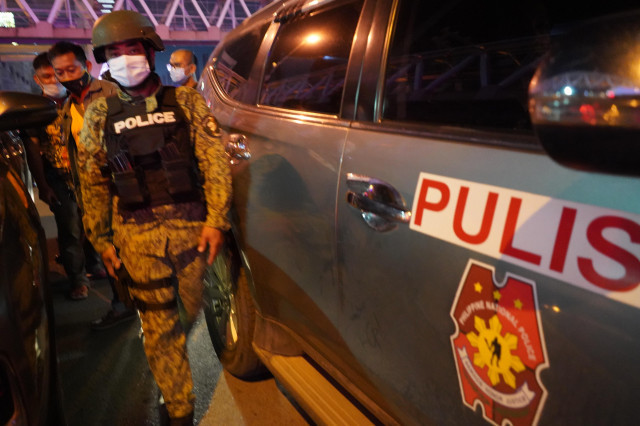 EuropaPress 3963693 agentes policia filipinas operativo metro manila